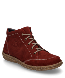 La bota roja de ante está equipada con una cremallera y presenta costuras blancas marcadas. Tiene una suela robusta y un logo grabado en el costado.