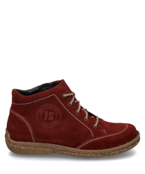 La bota roja de ante está equipada con una cremallera y presenta costuras blancas marcadas. Tiene una suela robusta y un logo grabado en el costado.