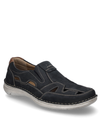 De slipper is gemaakt van donkerblauw leer met beige accenten en heeft een praktische elastische sluiting. Bijzondere kenmerken zijn de decoratieve stiksels en de lichte zool die zorgt voor een casual uitstraling.