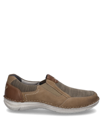 Scarpa marrone con elastico realizzata in pelle e tessuto. La scarpa ha una suola grigia chiara e dettagli marroni sul tallone e sul collo del piede che le conferiscono un aspetto moderno e sportivo.