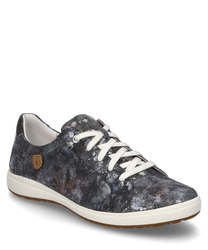 Der Sneaker besticht durch ein auffälliges marmoriertes Muster in dunklen Farbtönen. Er verfügt über weiße Schnürsenkel und eine braune Gummisohle die für einen sportlich-modernen Look sorgt.