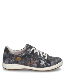 Der Sneaker besticht durch ein auffälliges marmoriertes Muster in dunklen Farbtönen. Er verfügt über weiße Schnürsenkel und eine braune Gummisohle die für einen sportlich-modernen Look sorgt.