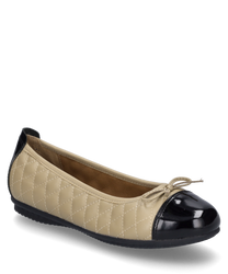 Ein eleganter Ballerina-Schuh in Schwarz-Beige mit gesteppter Textur und schwarzem Zehen- sowie Fersenbereich. Der Schuh ist ohne Verschluss gestaltet und verfügt über eine kleine Schleife auf der Vorderseite.