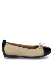 Ein eleganter Ballerina-Schuh in Schwarz-Beige mit gesteppter Textur und schwarzem Zehen- sowie Fersenbereich. Der Schuh ist ohne Verschluss gestaltet und verfügt über eine kleine Schleife auf der Vorderseite.