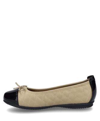 Een elegante ballerina-schoen in zwart-beige met gestikte textuur en zwarte teen- en hielgebied. De schoen is zonder sluiting ontworpen en heeft een klein strikje aan de voorkant.