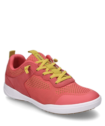 La sneaker in una combinazione di colori rosa si distingue per una tomaia in mesh traspirante e lacci gialli. La suola bianca e il tallone rinforzato offrono ulteriore comfort e supporto.
