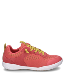 La sneaker in una combinazione di colori rosa si distingue per una tomaia in mesh traspirante e lacci gialli. La suola bianca e il tallone rinforzato offrono ulteriore comfort e supporto.