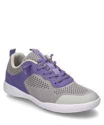 Sneaker leggero con lacci realizzato in mesh grigio traspirante con accenti viola. La suola bianca offre un comfort ottimale e un look moderno.