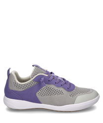 Sneaker leggero con lacci realizzato in mesh grigio traspirante con accenti viola. La suola bianca offre un comfort ottimale e un look moderno.