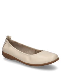 La chaussure ballerine de couleur sable est fabriquée en matériau lisse et dispose d'un élastique pour un enfilage facile. La semelle extérieure est marron et légèrement structurée ce qui offre une adhérence supplémentaire.
