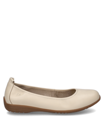 La chaussure ballerine de couleur sable est fabriquée en matériau lisse et dispose d'un élastique pour un enfilage facile. La semelle extérieure est marron et légèrement structurée ce qui offre une adhérence supplémentaire.