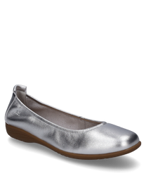 Silberne Ballerina mit Gummizug hergestellt aus glänzendem Lederimitat. Der Schuh hat eine hellbraune flache Sohle und bietet ein bequemes Tragegefühl.