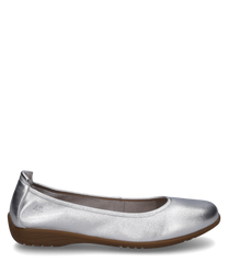 Silberne Ballerina mit Gummizug hergestellt aus glänzendem Lederimitat. Der Schuh hat eine hellbraune flache Sohle und bietet ein bequemes Tragegefühl.