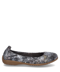 Ballerina made of patterned textile with elastic. The shoe features a brown rubber sole edge and an abstract pattern in shades of gray.