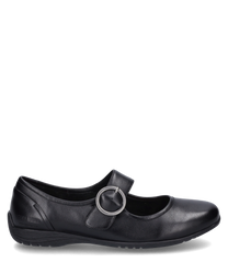 Ein eleganter schwarzer Ballerina-Schuh aus Leder mit einer auffälligen Schnalle als Verschluss. Der Schuh hat eine glatte Oberfläche und ein schlichtes zeitloses Design.