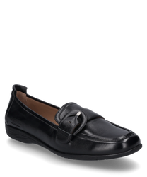 Una elegante ballerina nera in pelle con una fibbia distintiva come chiusura. La scarpa combina un design elegante con un comodo tacco piatto.