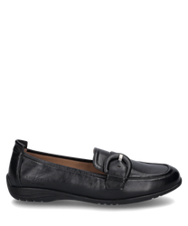 Una elegante ballerina nera in pelle con una fibbia distintiva come chiusura. La scarpa combina un design elegante con un comodo tacco piatto.