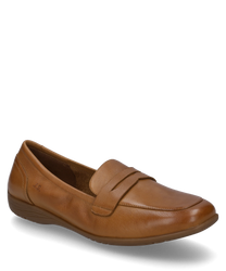 De ballerina-schoen in de kleur camel is gemaakt van glad leer en heeft een elastische rubberen band voor gemakkelijk aan- en uittrekken. Het eenvoudige ontwerp wordt aangevuld met subtiele stiksels en een platte zool.