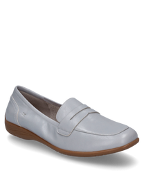 Eleganter Ballerina in Iceblue mit weichem Lederobermaterial und einem Gummizugverschluss für bequemen Halt. Der Schuh hat eine flache braune Sohle die für Komfort und Stabilität sorgt.