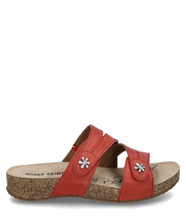 Sandalia roja con cierre de velcro hecha de cuero con flores de metal decorativas. Suela de corcho cómoda para un confort óptimo ideal para el uso diario.