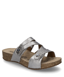 La sandalia en color Cristal cuenta con un práctico cierre de velcro y está hecha de un material brillante. Características especiales son las decorativas aplicaciones de flores en las correas y la cómoda suela de corcho.