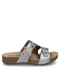 La sandalia en color Cristal cuenta con un práctico cierre de velcro y está hecha de un material brillante. Características especiales son las decorativas aplicaciones de flores en las correas y la cómoda suela de corcho.