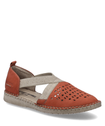 La scarpa rossa presenta una pratica chiusura con elastico e mostra un design moderno con dettagli perforati sulla parte superiore. Il materiale è un mix di tessuto e pelle che unisce comfort e stile.
