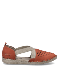 La scarpa rossa presenta una pratica chiusura con elastico e mostra un design moderno con dettagli perforati sulla parte superiore. Il materiale è un mix di tessuto e pelle che unisce comfort e stile.