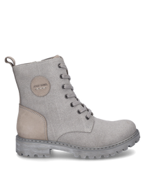 Bota gris con cordones hecha de material textil resistente. El zapato presenta un discreto logo claro en el lateral y tiene una suela perfilada para un mejor agarre.