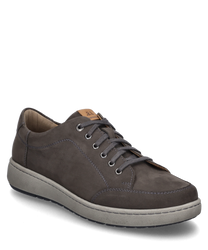 La sneaker en couleur granit combinée est fabriquée à partir de matériaux de haute qualité et dispose d'un laçage pour un maintien optimal. La couture discrète et la semelle robuste lui confèrent un look moderne.