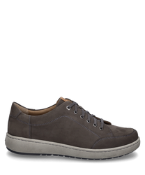 La sneaker en couleur granit combinée est fabriquée à partir de matériaux de haute qualité et dispose d'un laçage pour un maintien optimal. La couture discrète et la semelle robuste lui confèrent un look moderne.