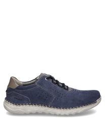 Chaussure moderne en daim bleu avec lacets design perforé et semelle claire contrastante. Des accents beiges au talon et à la languette lui confèrent un look élégant.