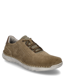 Beige halfhoge schoen van suede met veters en een lichte zool. De schoen heeft geperforeerde details aan de zijkanten en een versterkte hak in contrasterend bruin.