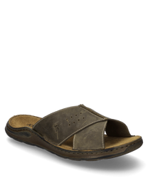 Cette sandale olive est fabriquée en cuir robuste et a un design ouvert sans fermeture. Elle se distingue par une semelle confortable et rembourrée et des lanières croisées avec des coutures décoratives.