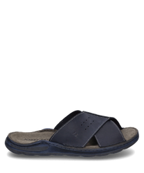 La sandale est fabriquée en cuir bleu foncé et possède une entrée ouverte sans fermeture. Elle dispose d'une semelle confortable et de coutures discrètes qui lui donnent un look décontracté.