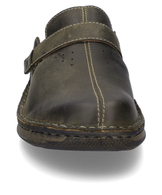 Zueco marrón de cuero con cierre de velcro que ofrece un ajuste cómodo. El zapato se caracteriza por su suela robusta y su suave forro interior ideal para un uso cómodo.