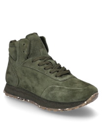Zapatillas verdes de oliva de ante con cordones. El zapato se caracteriza por su suela robusta y detalles de costura discretos.
