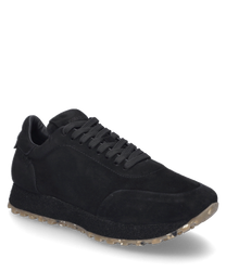 La sneaker è realizzata in suede nero e presenta una chiusura con lacci. La suola è chiara e contrasta elegantemente con il materiale superiore scuro conferendo alla scarpa un aspetto moderno.