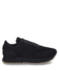 La sneaker è realizzata in suede nero e presenta una chiusura con lacci. La suola è chiara e contrasta elegantemente con il materiale superiore scuro conferendo alla scarpa un aspetto moderno.