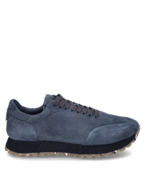 La sneaker è realizzata in camoscio blu scuro e presenta una chiusura con lacci. La suola è nera con un profilo beige che offre una presa aggiuntiva.