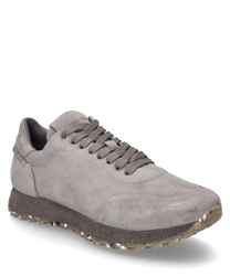 Szary sneaker z zamszu z sznurowaniem. But ma profilowaną podeszwę dla lepszej przyczepności.
