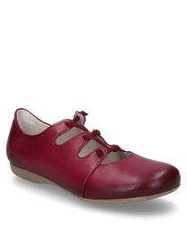 El zapato de media altura en color berry está hecho de cuero liso y cuenta con un práctico cierre elástico. El zapato tiene un diseño simple y elegante con una suela plana de color beige.