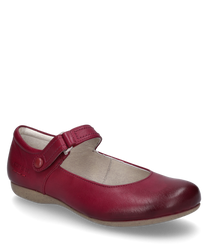Rode ballerina van leer met klittenbandsluiting. De schoen heeft een eenvoudige elegante vorm en een platte beige zool.