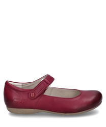 Rode ballerina van leer met klittenbandsluiting. De schoen heeft een eenvoudige elegante vorm en een platte beige zool.