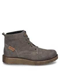 Bottine grise en daim avec lacets et semelle marquée. Des coutures décoratives discrètes et une étiquette en cuir sur le côté donnent à la chaussure un look élégant et moderne.