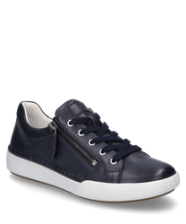 De sneaker in de kleur Indigo is gemaakt van glad leer en heeft een vetersluiting en een zijrits. De witte rubberen zool geeft de schoen een moderne en sportieve uitstraling.
