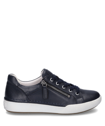 De sneaker in de kleur Indigo is gemaakt van glad leer en heeft een vetersluiting en een zijrits. De witte rubberen zool geeft de schoen een moderne en sportieve uitstraling.