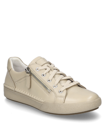 Un sneaker color arena con cordones y cierre lateral fabricado en cuero liso. El zapato tiene una suela plana y detalles de costura discretos para un aspecto moderno.