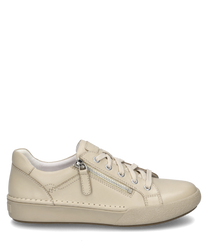Un sneaker color arena con cordones y cierre lateral fabricado en cuero liso. El zapato tiene una suela plana y detalles de costura discretos para un aspecto moderno.