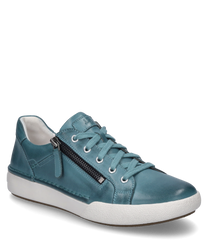 Azurblau sneaker met veters en een zijrits. De schoen is gemaakt van glad leer en heeft een witte rubberen zool.